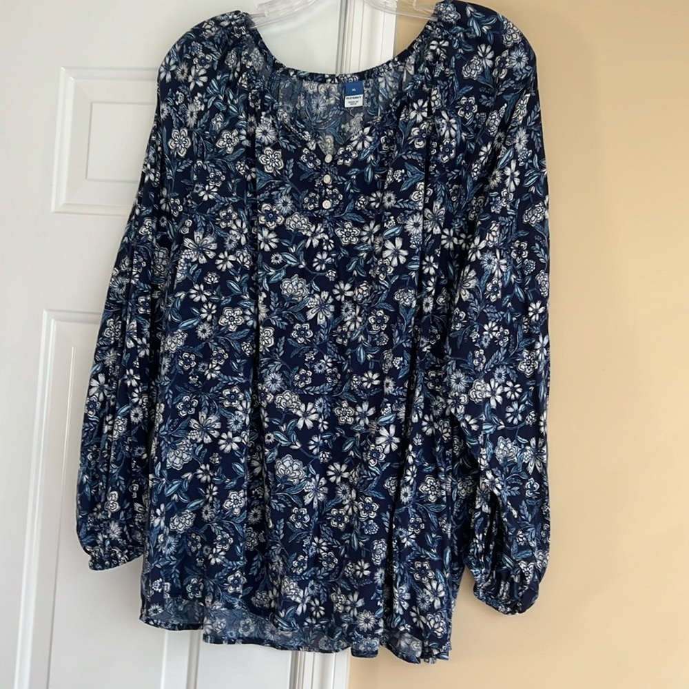 NWOT CUTE OLD NAVM M BLOUSE  BLUE WITH WHITEBOARD SMALL FLOWERS SO SOFT SIZE XL